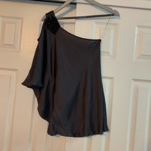 Guess Gray One Shoulder Cold Shoulder Top Small - Picture 2 of 8